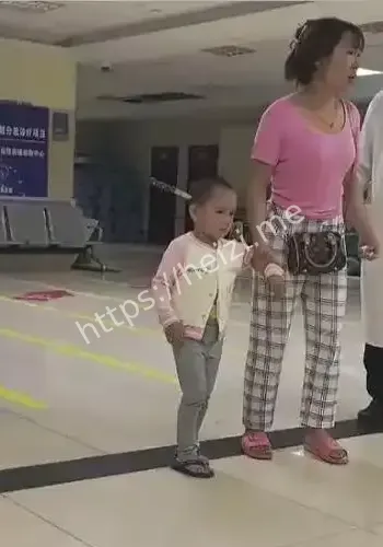 3岁女童头上插刀