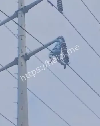 男子爬高压电杆