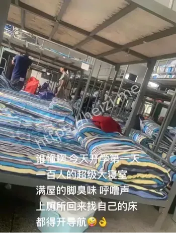 学校一间宿舍住百人