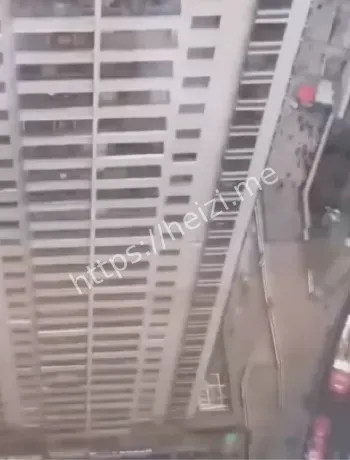 白衣男子被抓奸