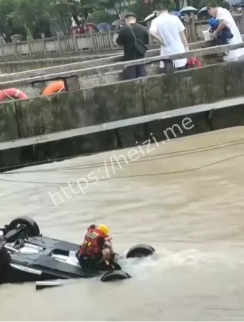 重庆酉阳SUV坠河