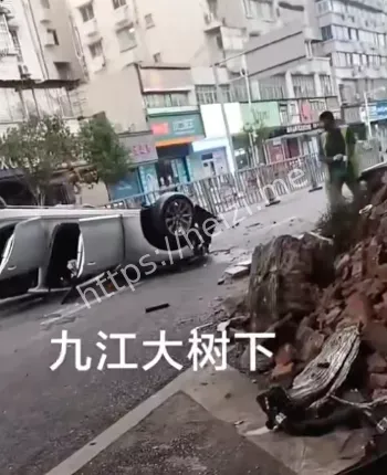 南昌街道翻车现场