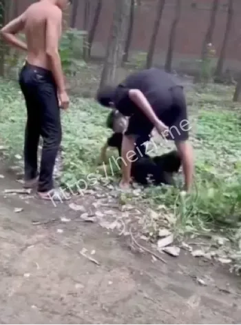 12岁男孩惨遭两个少年霸凌殴打