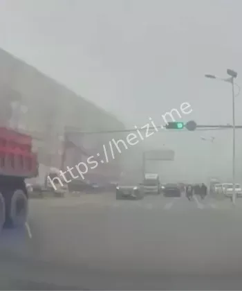 男子抢道渣土车被碾身亡