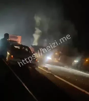 引发12车连环车祸