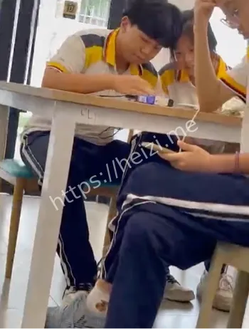 高中生搂抱亲密举动