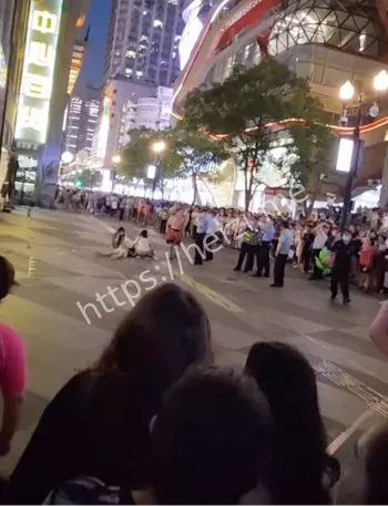 武汉江汉路步行街冲撞行人事件