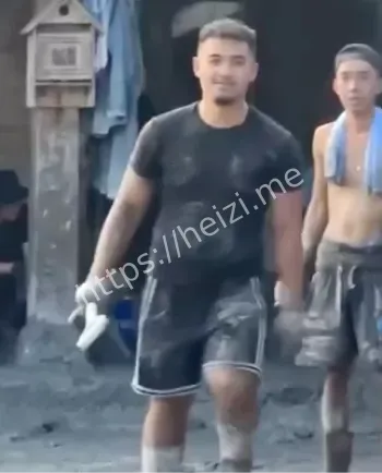 台湾花莲溃坝洪灾官兵摆拍