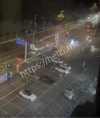 后排乘客小孩满脸血丝受伤