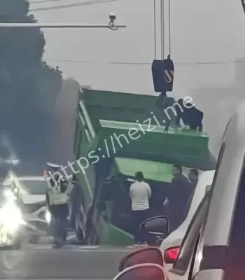 渣土车深陷太行山路