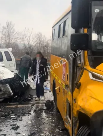 校车小轿车事故