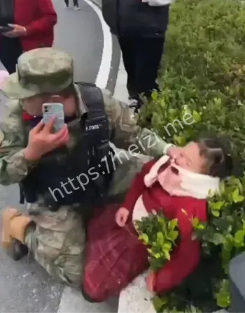 白色轿车冲人群