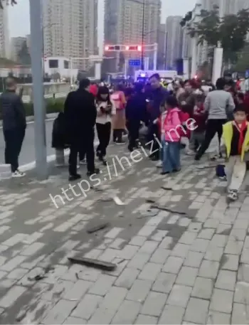 白色轿车冲人群