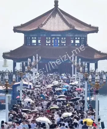 国庆假期人挤人好汉坡封路