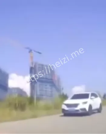 景德镇SUV下坡起飞事故