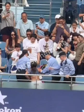 比赛中止被拖出