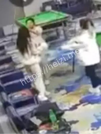 两女子持刀台球厅斗殴