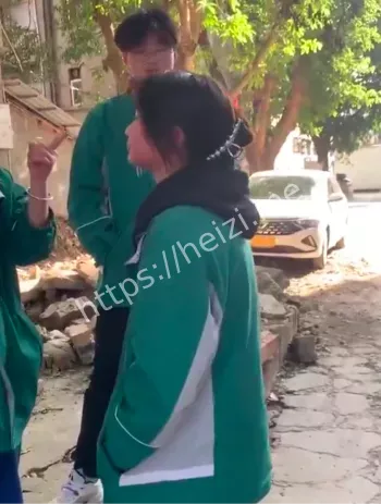 15岁女生掌掴视频