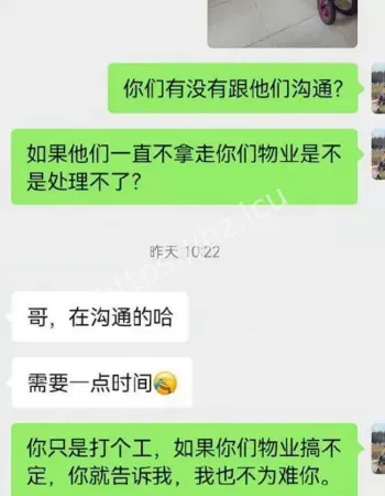 男子挂爷爷遗像香烛