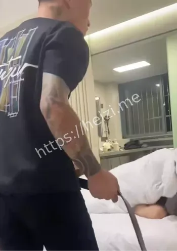 精神小伙皮带打人视频