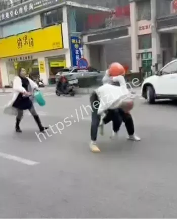 好心女子劝架被捅