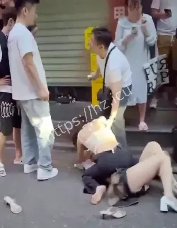 原配街头暴打小三