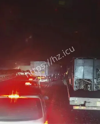 半挂车水泥泄漏追尾