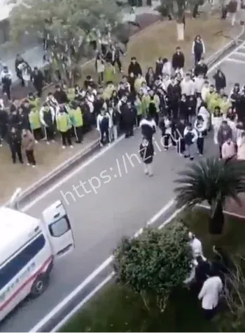 老师打学生跳楼